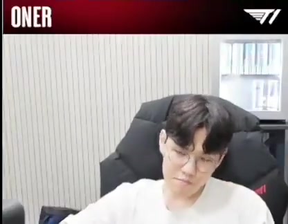 谈球吧(中国)官方网站Oner：大概看了下皮肤原画很帅，我觉得今年的设计比去年的好很多