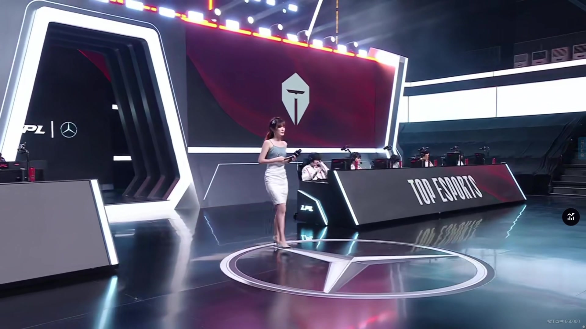 谈球吧体育app官网这灯光...！夏安登场主持NIP对阵TES 露肩吊带长裙尽显清凉