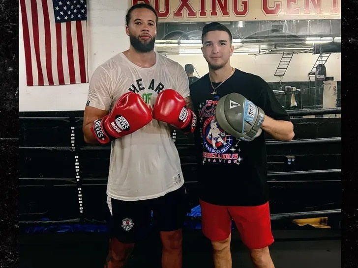 谈球吧体育官网入口天赋➡️拳击台！33岁迈卡威转战拳坛首秀告捷 击败36岁业余拳手~