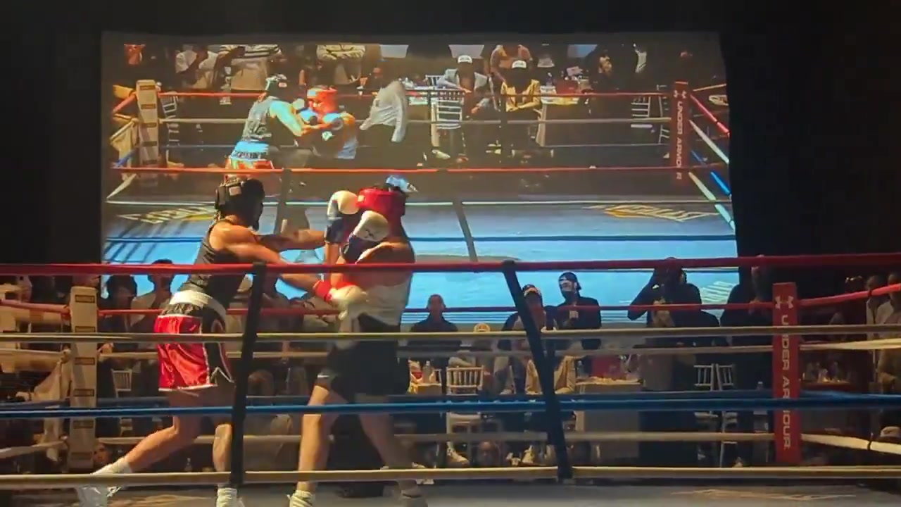 谈球吧体育官网入口天赋➡️拳击台！33岁迈卡威转战拳坛首秀告捷 击败36岁业余拳手~